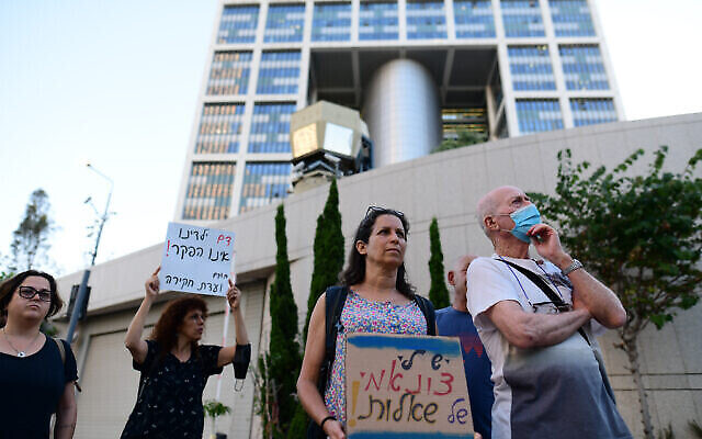 Des Israéliens manifestent devant le siège de Tsahal, à Tel-Aviv, pour obtenir des informations sur un officier du renseignement militaire mort en prison, le 7 juin 2021 (Credit : Tomer Neuberg/Flash90)
