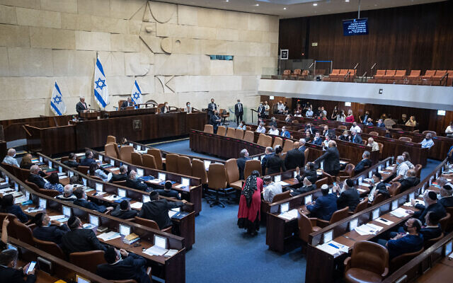 Photo d'illustration : Vue du parlement israélien pendant une séance plénière à la Knesset de Jérusalem, le 2 août 2021. (Crédit : Yonatan Sindel/Flash90)