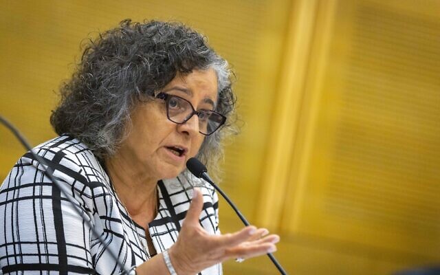 La députée de la Liste arabe unie Aida Touma-Sliman à la Knesset à Jérusalem le 8 juin 2022. (Crédit : Olivier Fitoussi/Flash90)