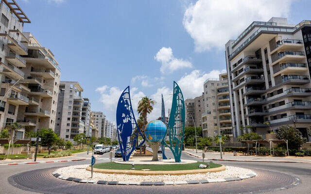 Illustration : Vue du quartier Givat Olga à Hadera, le 22 juin 2022. (Crédit : Nati Shohat/Flash90)