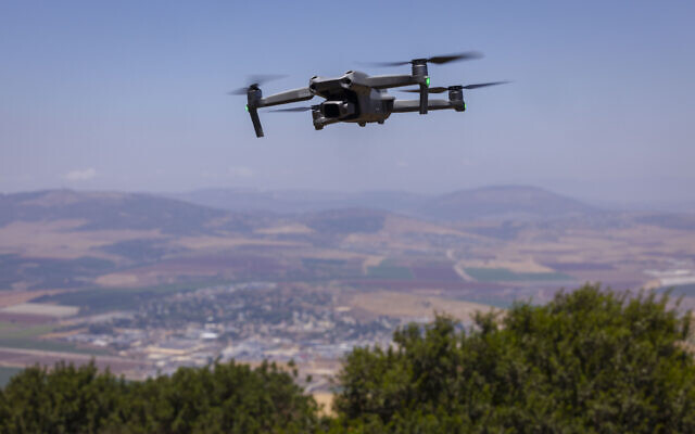 Un drone survolant la région de Gilboa, dans le nord d'Israël, le 13 juillet 2022. (Crédit : Nati Shohat/Flash90)