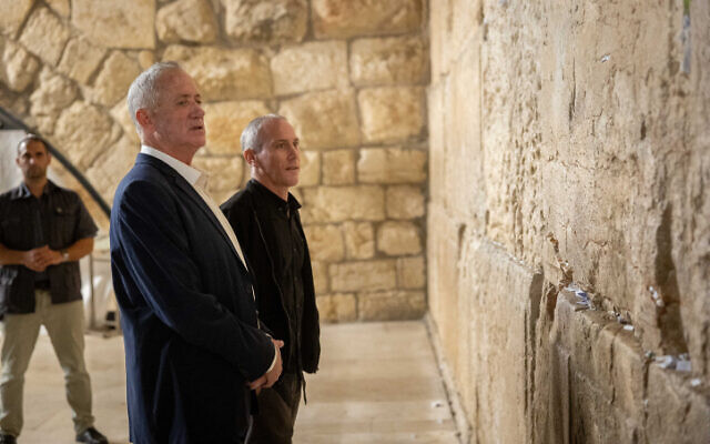 Le ministre de la Défense Benny Gantz, à gauche, et le ministre de la Culture et des Sports, Chili Tropper, en visite au mur Occidental, dans la Vieille Ville de Jérusalem, le 31 octobre 2022. (Crédit : Yonatan Sindel/Flash90)