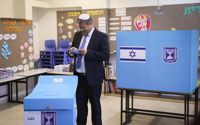  Itamar Ben Gvir votant dans un bureau de vote de l’implantation de Kiryat Arba, en Cisjordanie, le 1er novembre 2022. (Crédit : Noam Revkin Fenton/Flash90)