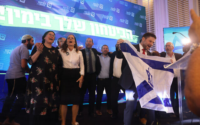 Les législateurs de HaTzionout HaDatit célèbrent au siège de campagne du parti d'extrême droite après la publication des sondages de sortie, le 1er novembre 2022. (Crédit : Yossi Aloni/Flash90)
