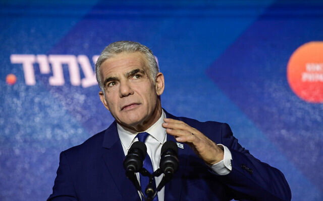 Le Premier ministre Yair Lapid, leader du parti Yesh Atid, s'adressant à ses partisans lors de l'annonce des résultats des sondages de sortie des urnes, à Tel Aviv, le 2 novembre 2022. (Crédit : Tomer Neuberg/Flash90)