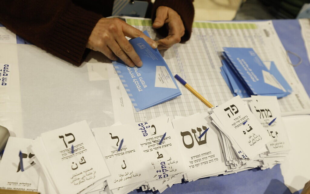 Des employés de la commission centrale électorale compte les derniers bulletins de vote à la Knesset le 3 novembre. (Crédit : Olivier Fitoussi/Flash90)