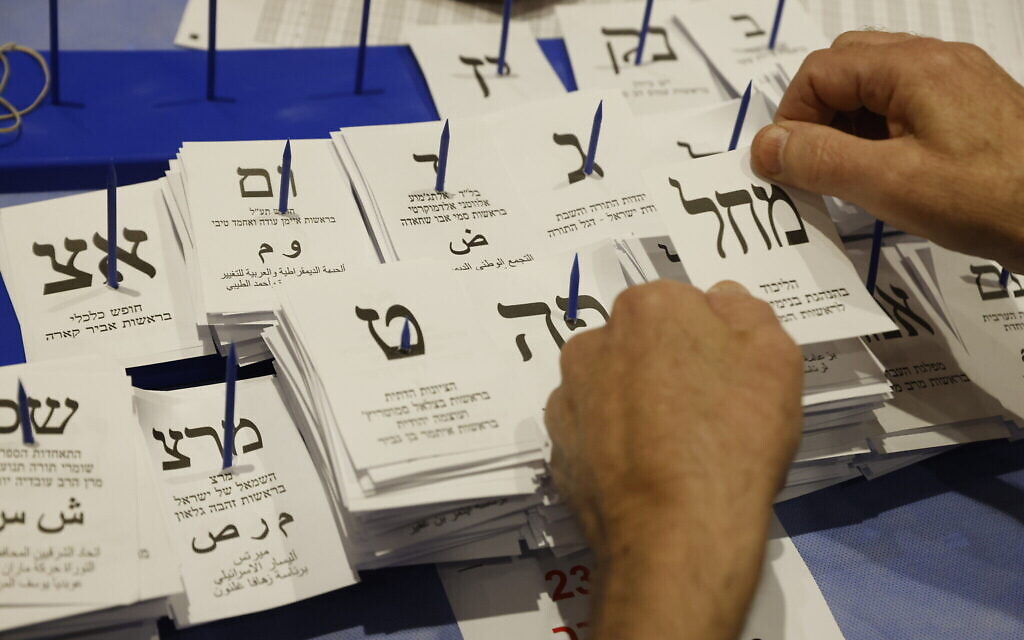 Des employés de la commission centrale électorale compte les derniers bulletins de vote à la Knesset le 3 novembre. (Crédit : Olivier Fitoussi/Flash90)