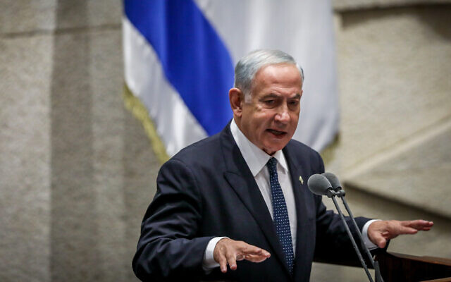 Le leader de l'opposition Benjamin Netanyahu prend la parole lors d'une session plénière spéciale pour marquer les 27 ans de l'assassinat du Premier ministre Yitzhak Rabin, à la Knesset, le 6 novembre 2022. (Crédit : Noam Revkin Fenton/Flash90)