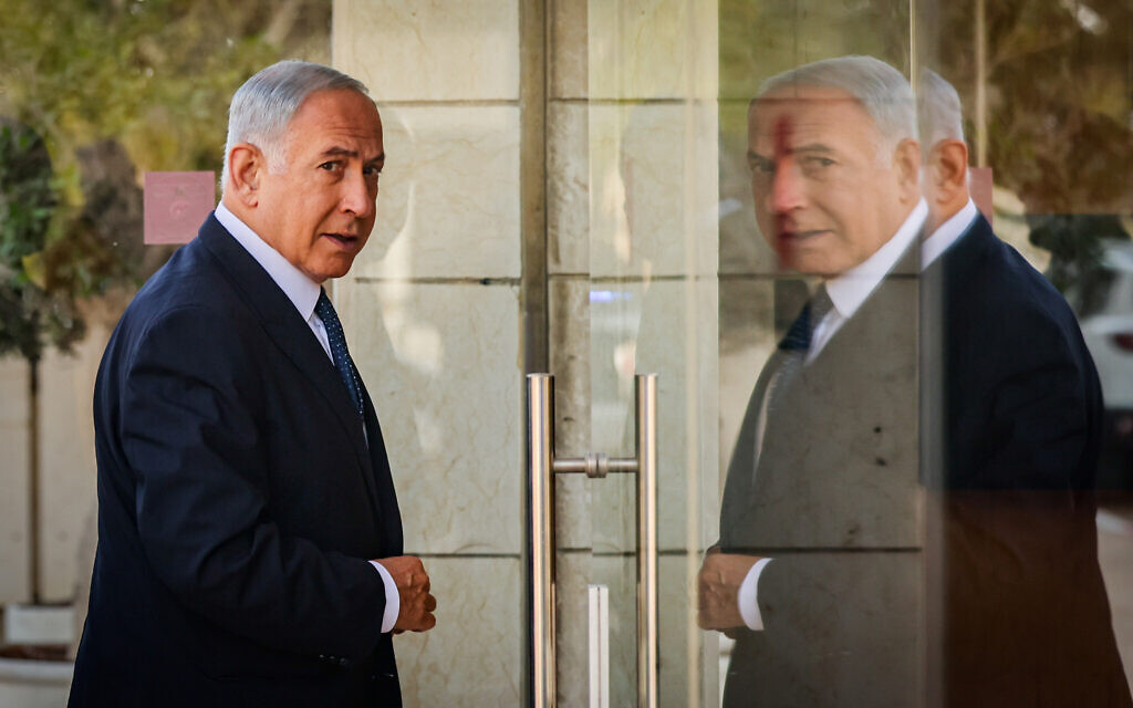 Le chef du parti du Likud, Benjamin Netanyahu, arrive pour des discussions de coalition à Jérusalem, le 6 novembre 2022. (Crédit :  Yonatan Sindel/Flash90)