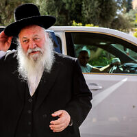 Le président de Yahadout HaTorah Rabbi Yitzchak Goldknopf arrive à une réunion de négociations pour la coalition à Jérusalem, le 6 novembre 2022. (Crédit :   Yonatan Sindel/Flash90)