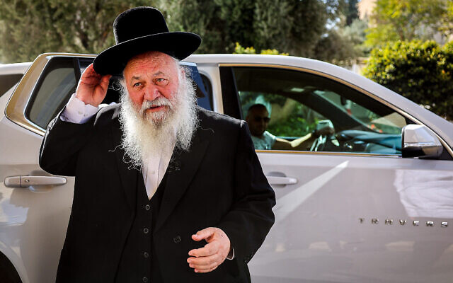 Le président de Yahadout HaTorah Rabbi Yitzchak Goldknopf arrive à une réunion de négociations pour la coalition à Jérusalem, le 6 novembre 2022. (Crédit :   Yonatan Sindel/Flash90)