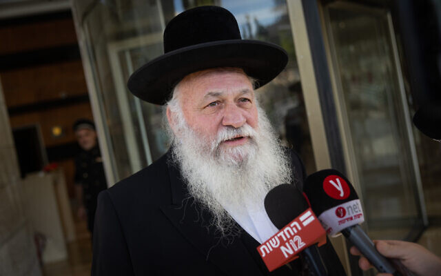 Le chef de Yahadout HaTorah, le rabbin Yitzchak Goldknopf, après des discussions de coalition dans un hôtel de Jérusalem, le 6 novembre 2022. (Crédit : Yonatan Sindel/Flash90)