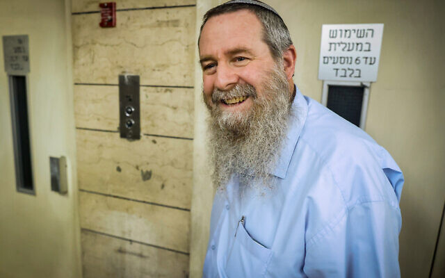 Le chef de la faction anti-LGBT Noam, Avi Maoz, arrive à des négociations de coalition au siège du Likud, à Tel Aviv, le 8 novembre 2022. (Crédit : Flash90)