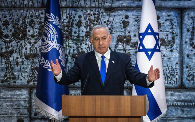 Le leader du Likud à la résidence du président après avoir reçu le mandat de formation du nouveau gouvernement des mains d'Isaac Herzog, le 13 novembre 2022. (Crédit : Olivier Fitoussi/Flash90)