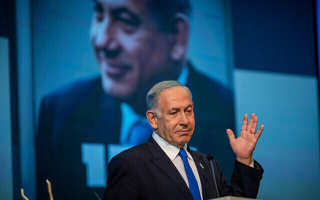 Le président du Likud et député Benjamin Netanyahu, à l’occasion d'un événement célébrant la vente de 40000 exemplaires de son autobiographie, à Jérusalem, le 14 novembre 2022. (Crédit : Yonatan Sindel/Flash90)