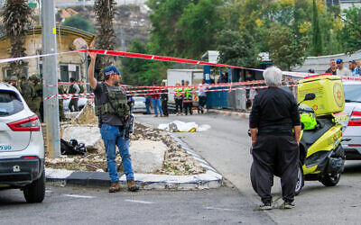 Des agents de sécurité et des secouristes israéliens sur les lieux d'une attaque terroriste, à l'entrée de la zone industrielle d'Ariel, en Cisjordanie, le 15 novembre 2022. (Crédit : Nasser Ishtayeh/Flash90)