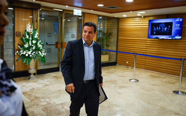 Le leader de Hadash, le député Ayman Odeh, arrive pour l'investiture de la nouvelle Knesset, le 15 novembre 2022. (Crédit : Olivier Fitoussi/Flash90)