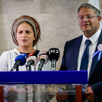 Le leader d'Otzma Yehudit, Itamar Ben Gvir, et sa femme Ayala parlent lors d'une réunion de faction du parti extrémiste, à la Knesset à Jérusalem, le 15 novembre 2022. (Crédit : Olivier Fitoussi/Flash90)