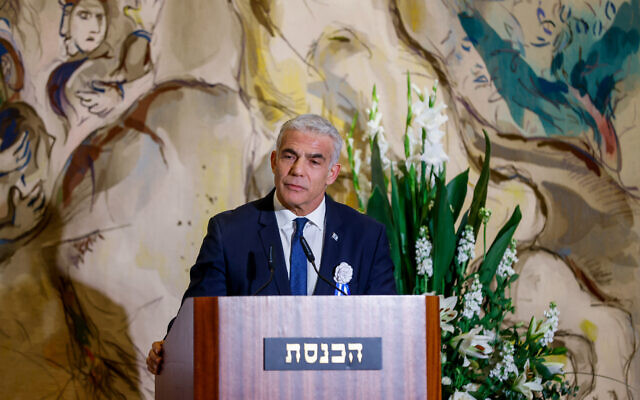Le Premier ministre Yair Lapid s'exprime lors d'une cérémonie de prestation de serment de la 25e Knesset, au parlement israélien à Jérusalem, le 15 novembre 2022. (Crédit : Olivier Fitoussi/Flash90)