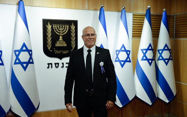 Le député Zvika Fogel arrivant au Parlement israélien, pour la session d'ouverture de la Knesset, à Jérusalem, le 15 novembre 2022. (Crédit : Olivier Fitoussi/Flash90)