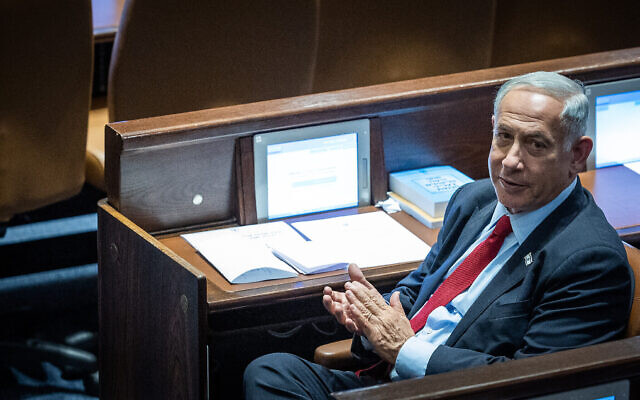 Le chef du parti du Likud Benjamin Netanyahu en séance plénière de la Knesset, le parlement israélien, le 21 novembre 2022. (Crédit : Yonatan Sindel/Flash90)