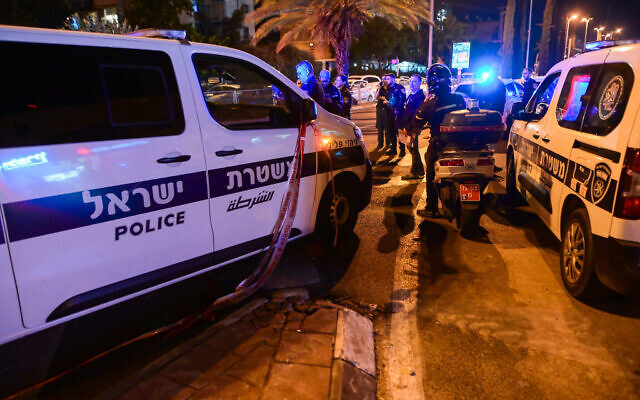 La police sur les lieux où un homme a été poignardé à mort lors d'un incident de rage au volant à Holon, le 23 novembre 2022. Illustration (Crédit : Avshalom Sassoni/Flash90)