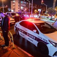 La police sur les lieux où un homme a été poignardé à mort lors d'un incident de rage au volant à Holon, le 23 novembre 2022. (Crédit : Avshalom Sassoni/Flash90)