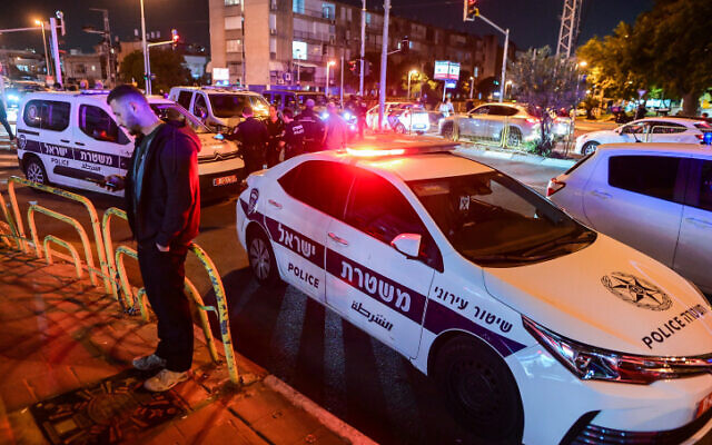 La police sur les lieux où un homme a été poignardé à mort lors d'un incident de rage au volant à Holon, le 23 novembre 2022. (Crédit : Avshalom Sassoni/Flash90)