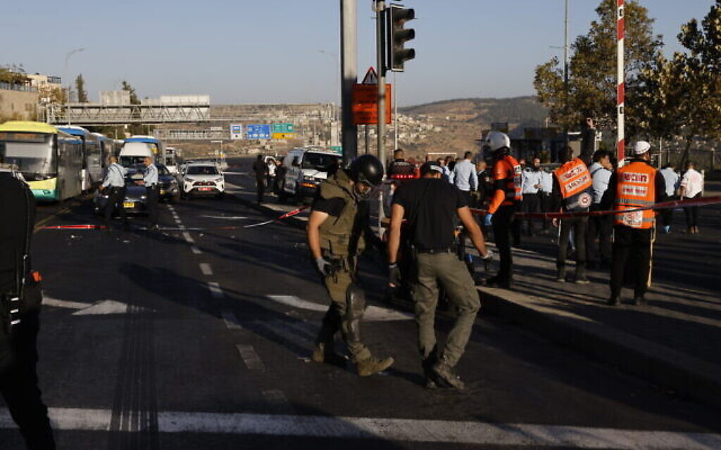 Des policiers et des agents de sécurité sur les lieux d'une attaque à l'entrée de Jérusalem, le 23 novembre 2022 (Crédit : Olivier Fitoussil/Flash90)