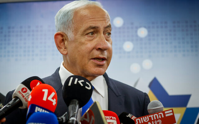 Le Premier ministre désigné Benjamin Netanyahu, s'adressant aux médias à l'hôpital Shaare Tzedek à Jérusalem, le 23 novembre 2022. (Crédit : Olivier Fitoussi/Flash90)
