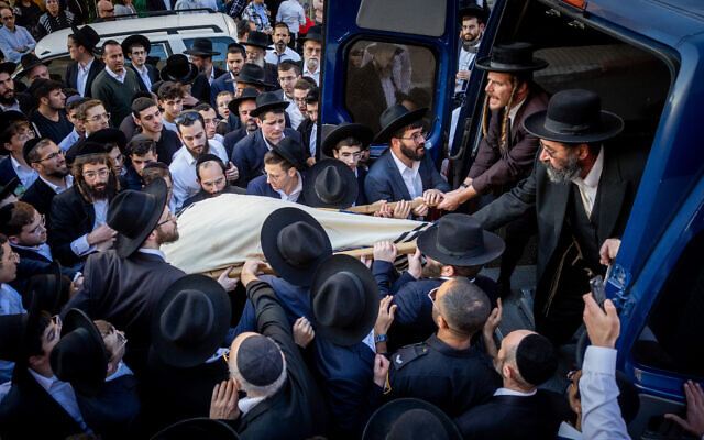 Les funérailles d'Aryeh Shtsupak mort dans une attaque terroriste à un arrêt de bus à l'entrée de Jérusalem, le 23 novembre 2022. (Crédit : Yonatan Sindel/Flash90)