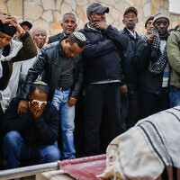 La famille et les amis assistant aux funérailles de Tadese Tashume Ben Maada, qui a succombé à ses blessures lors du double-attentat à la bombe à l'entrée de Jérusalem, au cimetière Har HaMenuchot, à Jérusalem, le 27 novembre 2022. (Crédit : Olivier Fitoussi/Flash90)