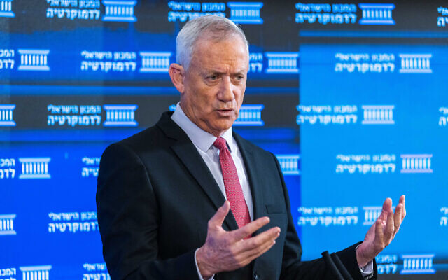 Le ministre sortant de la Défense, Benny Gantz, participant à une conférence de l'Institut israélien de la démocratie à Jérusalem, le 28 novembre 2022. (Crédit : Olivier Fitoussi/Flash90)