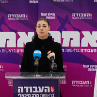La cheffe du parti Avoda, Merav Michaeli, arrivant pour une réunion de faction à la Knesset, à Jérusalem, le 28 novembre 2022. (Crédit : Olivier Fitoussi/Flash90)