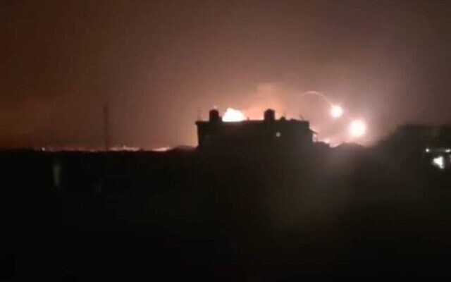 Image partagée par les médias syriens est censée montrer les conséquences d'une frappe aérienne israélienne sur la base aérienne de Shayrat, au sud de la ville de Homs, le 13 novembre 2022. (Réseaus sociaux ; utilisée conformément à la clause 27a de la loi sur le droit d'auteur)