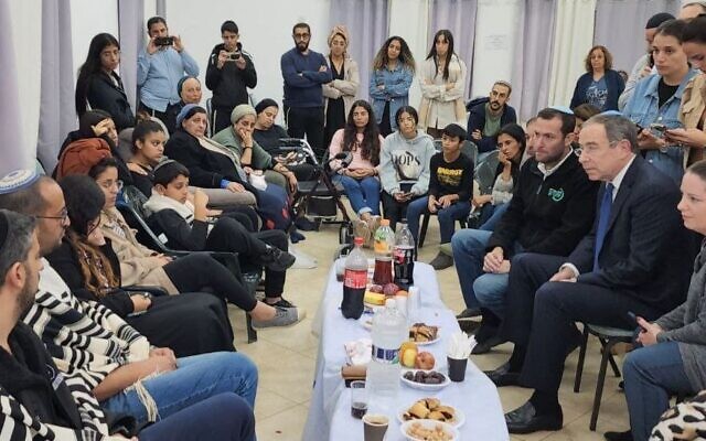 L'ambassadeur américain en Israël, Tom Nides, se rend en visite de condoléances au domicile de Tamir Avihai dans l'implantation de Kiryat Netafim, au nord de la Cisjordanie, le 17 novembre 2022. (Crédit : Roy Hadi)