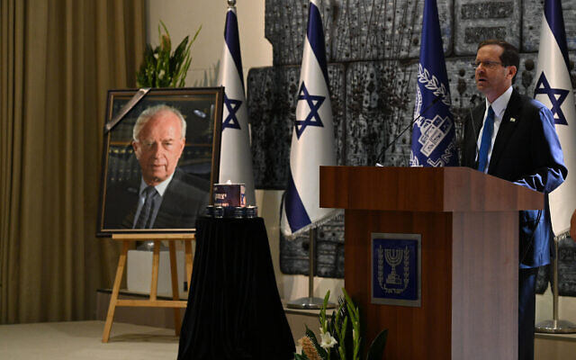 Le président Isaac Herzog parle pendant une cérémonie officielle de commémoration de feu le Premier ministre assassiné Yitzhak Rabin à la résidence du président à Jérusalem, le 6 novembre 2022. (Crédit : Haim Zach/GPO)