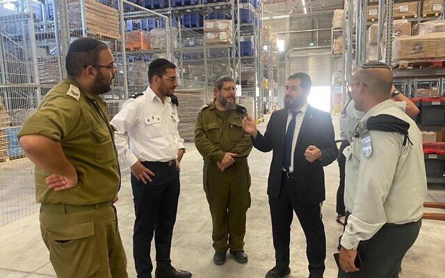 Le grand rabbinat et des officiers de logistique de Tsahal s’entretenant avec le rabbin Elie Estrin, liaison militaire d'Aleph, au quartier général de Tsahal à Tel Aviv, le 20 septembre 2022. (Autorisation)