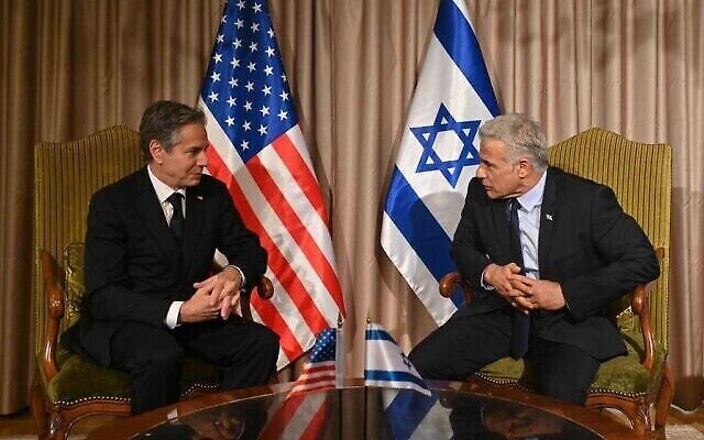 Le Secrétaire d’État américain Antony Blinken (à gauche) s'entretient avec le Premier ministre Yair Lapid à Jérusalem, le 13 juillet 2022. (Crédit : Kobi Gideon/GPO)