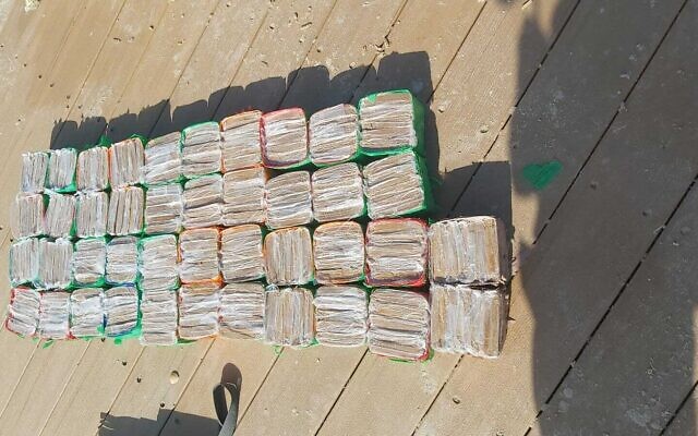 Des paquets échoués sur les plages d'Israël contenant de la drogue , le 22 novembre 2022. (Crédit : Police israélienne)