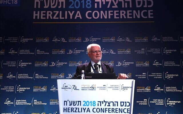 Amos Gilad, ancien haut responsable de la Défense, s'exprime à une conférence au Centre interdisciplinaire à Herzliya,  le 9 mai 2018. (Crédit : Gilad Kavalerchik/ Herzliya Conference)