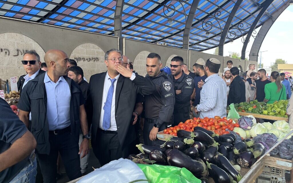 Itamar Ben Gvir lors d'un arrêt de campagne sur le marché ouvert de Sderot le jour des élections législatives, le 1er novembre 2022. (Crédit : Jacob Magid/Times of Israel)