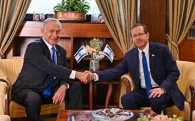 Le chef du Likud Benjamin Netanyahu (à gauche) et le président Isaac Herzog à la résidence présidentielle à Jérusalem, le 13 novembre 2022. (Crédit : Kobi Gideon/GPO)