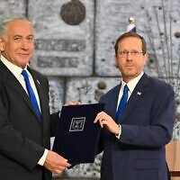 Le chef du Likud Benjamin Netanyahu (à gauche) et le président Isaac Herzog à la résidence présidentielle à Jérusalem, le 13 novembre 2022. (Crédit : Kobi Gideon/GPO)