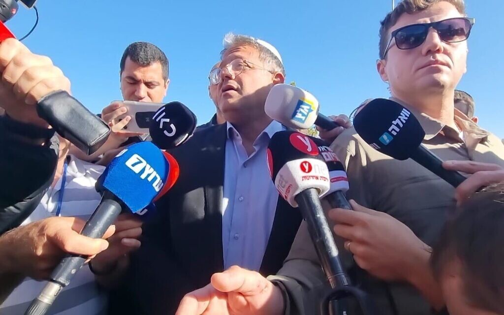 Itamar Ben Gvir, député d'Otzma Yehudit, sur les lieux d'une explosion à Jérusalem, le 23 novembre 2022. (Crédit : Otzma Yehudit)