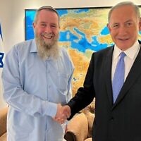 Le député Avi Maoz, à gauche, et le chef du Likud Benjamin Netanyahu après la signature d'un accord de coalition, le 27 novembre 2022. (Autorisation :  Likud)