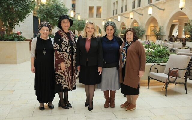 Sara Netanyahu (au centre) rencontre les épouses de plusieurs des membres potentiels de la coalition : Yaffa Deri (deuxième à partir de la gauche), Maoz (à gauche), Ayala Ben Gvir (deuxième à partir de la droite) et Rivka Goldknopf (à droite). (Crédit : Likud)