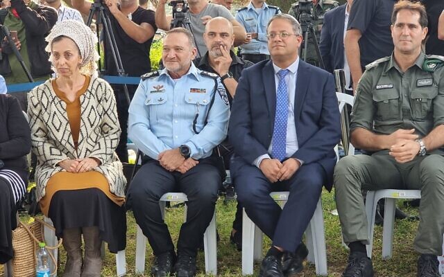 Le commissaire de police Kobi Shabtai, à gauche, assis à côté du député Itamar lors d'un événement, le 14 novembre 2022. (Autorisation)
