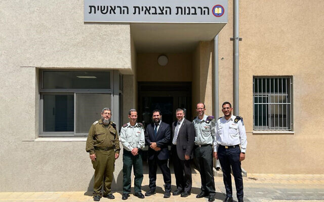 De gauche à droite : Le lieutenant-colonel Yedidya Atlas, chef des projets spéciaux du rabbinat de Tsahal, le colonel Avner Cohen, chef d'état-major du rabbinat de Tsahal, le rabbin Elie Estrin, liaison militaire d'Aleph, l’aumônière Elisar Admon, capitaine de réserve au sein de l'armée américaine, le rabbin Yonatan Rubin, directeur des affaires des blessés de Tsahal, et le commandant Ofir Tubul, grand rabbin de la marine israélienne, devant les bureaux du grand rabbinat de Tsahal à Tel Aviv, en septembre 2022. (Autorisation)
