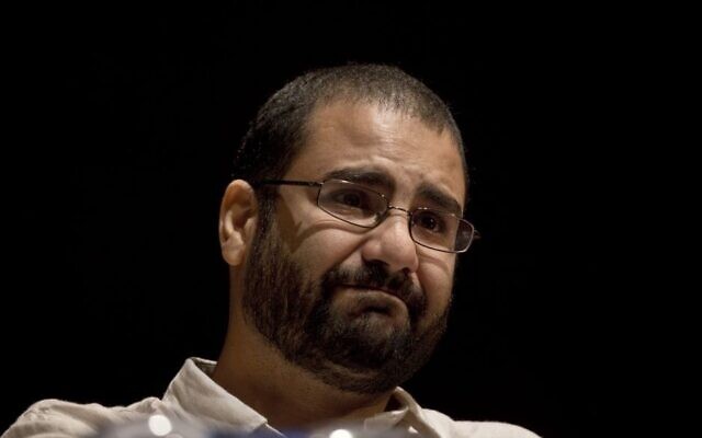 Le militant égyptien Alaa Abdel-Fattah, lors d'une conférence à l'Université américaine du Caire, en Égypte, le 22 septembre 2014. (Crédit : AP/ Nariman el-Mofty)